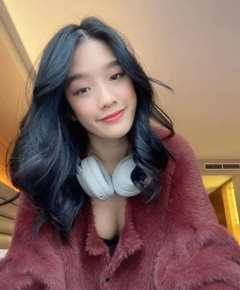 Get a Tamil cheap call girl in Singapore.